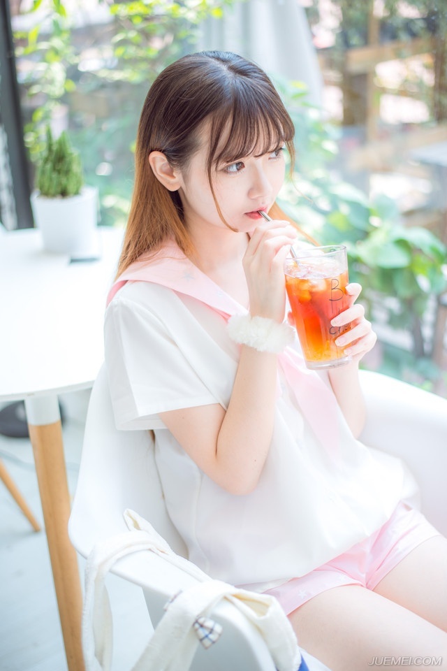 挥挥手，身后百名虎卫战士迅速停下，副统领上前，疑惑的看了虎卫统领一眼：“怎么了？”